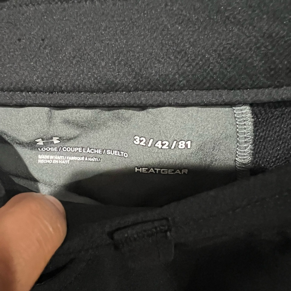 Under Armour Men's Black Shorts Heatgear Loose Size 32 Like New Embroidered Logo - Picture 4 of 4